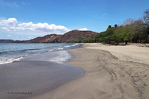 Die Berge um die Playa Hermosa sind vertrocknet.