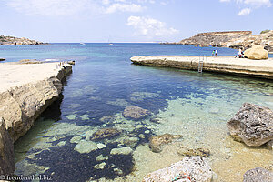 Glasklares Wasser an der Gnejna Bay