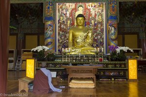 Mönch des Jogye-Ordens meditiert im Woljeongsa Tempel