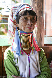 Giraffenfrau auf dem Inle-See