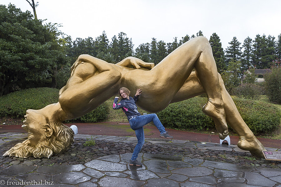 Annette übt sich als Skulptur im Jeju Love Land