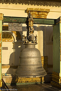 englische Glocke bei der Kyaik Than Lan Pagode in Mawlamyaing