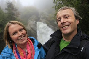 Anne und Lars vor dem Wasserfall