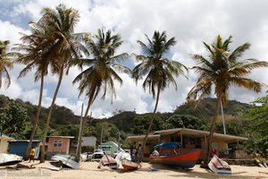 Boote am karibischen Strand