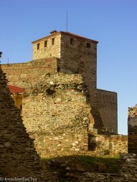 Wachturm und Außenmauer des Kástro