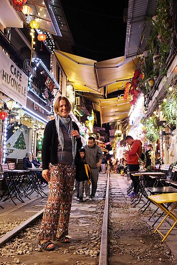Annette in der Train Street von Hanoi