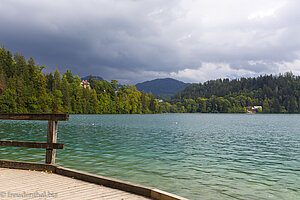 Ein Gewitter naht am Bleder See