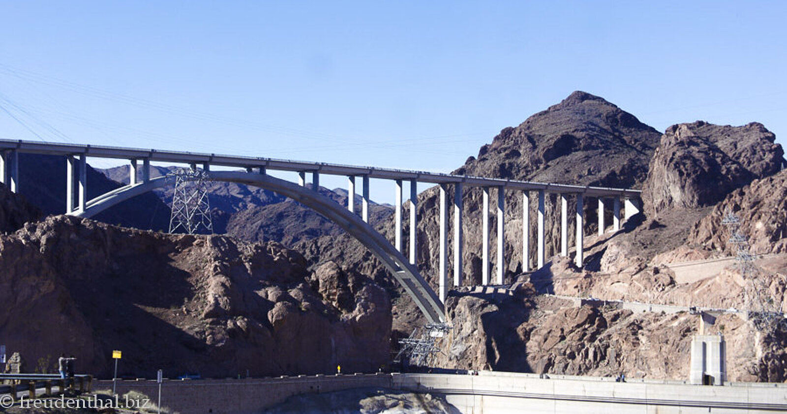 Sicht auf die neue Brücke beim Hoover Dam am Ende des Lake Mead am Colorado River