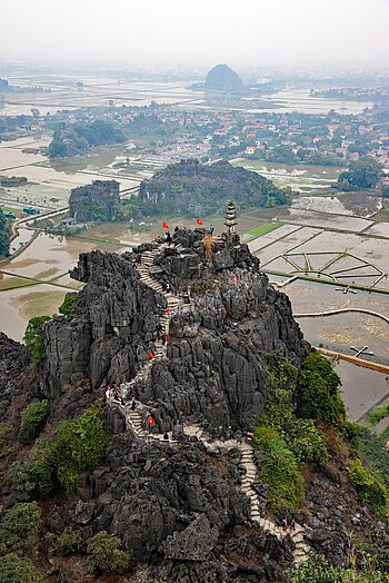 Aussicht vom Aussichtsberg Hang Múa über den Nebengipfel zu den Reisfelder bei Ninh Binh