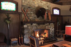 Sitting Room mit Kamin in der Deer Lodge, Banff NP