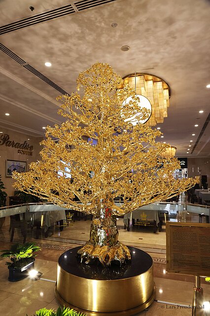 vergoldeter Mai-Blüten-Skulptur (Cây Mai Mạ Vàng) in der Foyer-Lobby des Rex Hotels