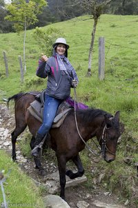 Kolumbianerin auf dem Pferd durch das Valle del Cocora.