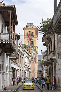 Taxi in den Gassen des El Centro von Cartagena.