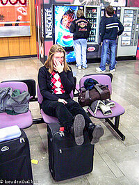 Annette in der Wartehalle vom Terminal 1