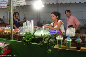 Garküchen auf dem Silom Night Market beim Lumphini Park