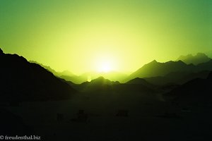 Grüner Sonnenuntergang in der Wüste? - Das müssen wir wohl noch mal üben!