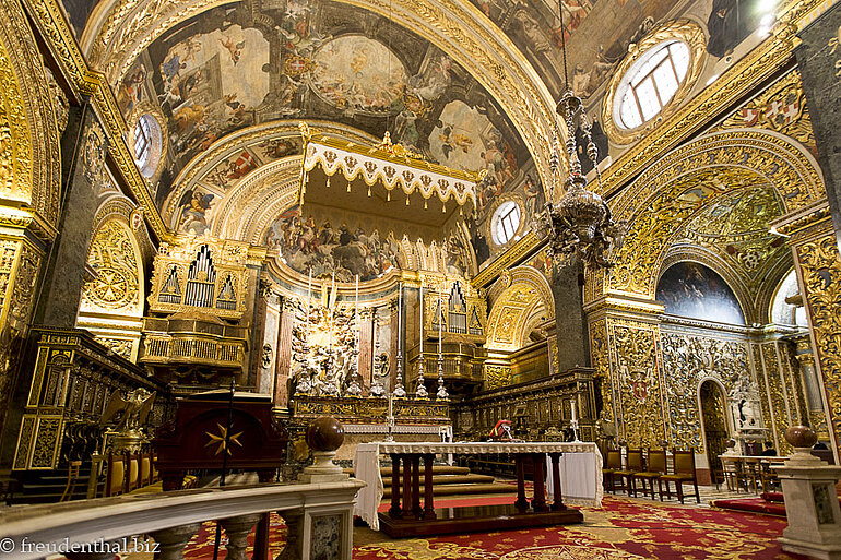Mit Gold geschmückter Altarraum in der St. John's Co-Cathedral