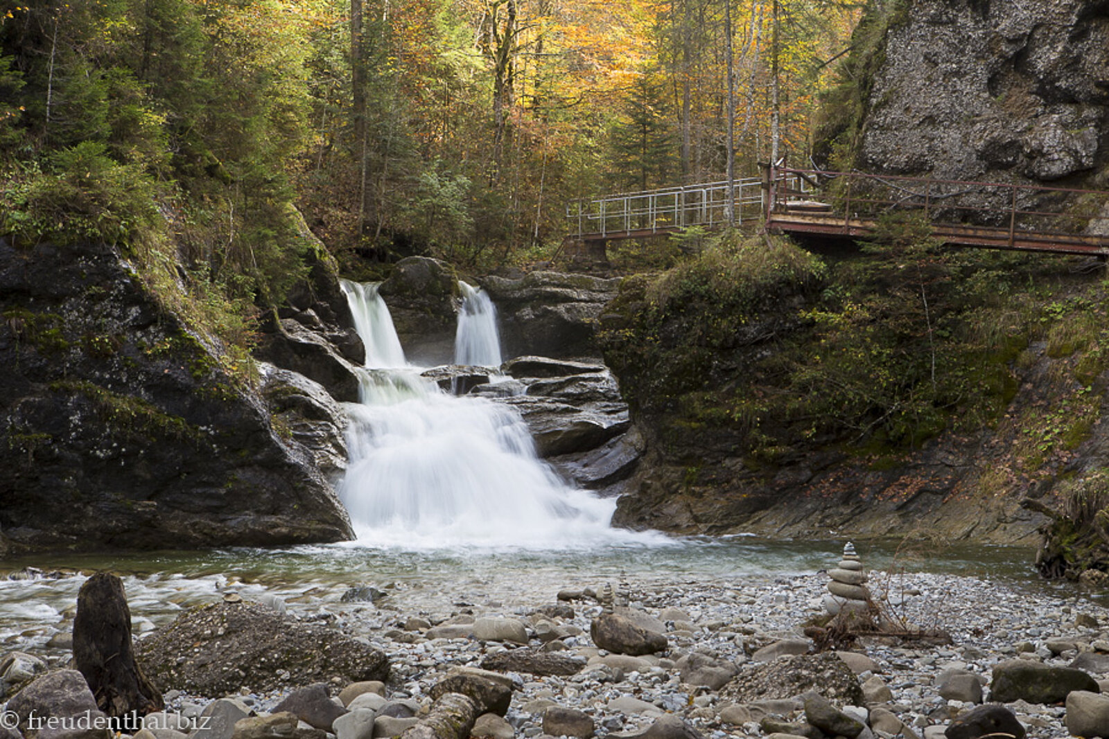 Wasserfall und Steg im Ostertobel oberhalb von Gunzesried-Säge im Allgäu
