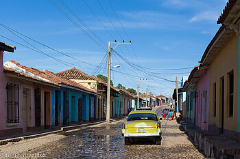 Kopfsteinpflaster und Oldtimer in Trinidad