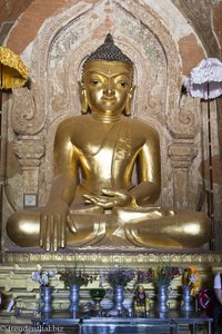 Goldene Buddha-Figur im Htilominlo Tempel von Bagan