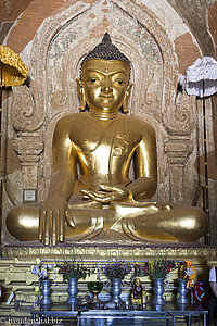 Goldene Buddha-Figur im Htilominlo Tempel von Bagan