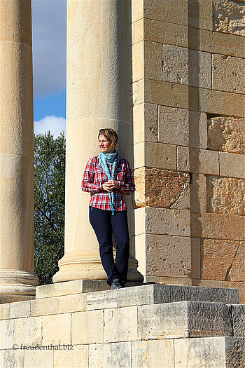 Annette beim Apollo-Heiligtum