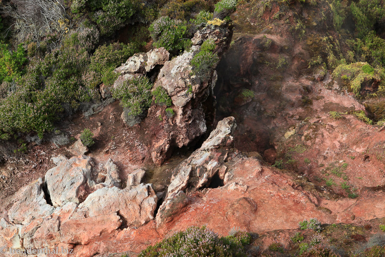 Farbige Schwefelquellen bei Furnas do Enxofre auf der Azoreinsel Terceira