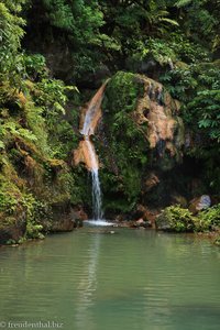 Wasserfall im Badebecken der Caldeira Velha