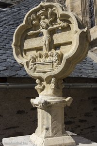 keltisches Kreuz vor der Kirche von Estaing