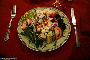 lecker Salat im Hotel Tghat in der Neustadt von Fès