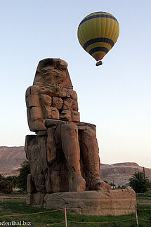 Ein Memnon-Koloss mit Heißluftballon in West-Theben.