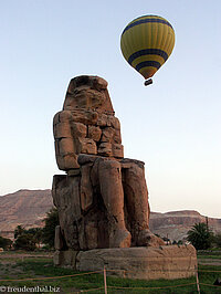 Ein Memnon-Koloss mit Heißluftballon in West-Theben.