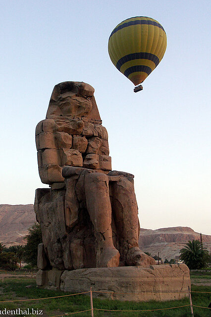 Ein Memnon-Koloss mit Heißluftballon in West-Theben.