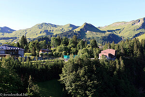 Blick über den Kurort Stoos zum Klingenstock und Huserstock