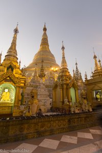 Shwedagon-Pagode am Abend