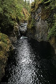 Bei Hochwasser ist der Felsbrocken überflutet.