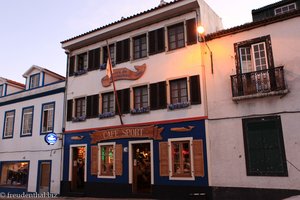 Café Sport am Hafen von Horta