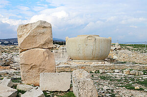 Der Aphrodite-Tempel und Monolithische Gefäße auf der Akropolis