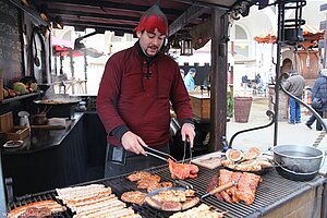 Deftiges vom Grill beim historischen Weihnachtsmarkt im Stallhof