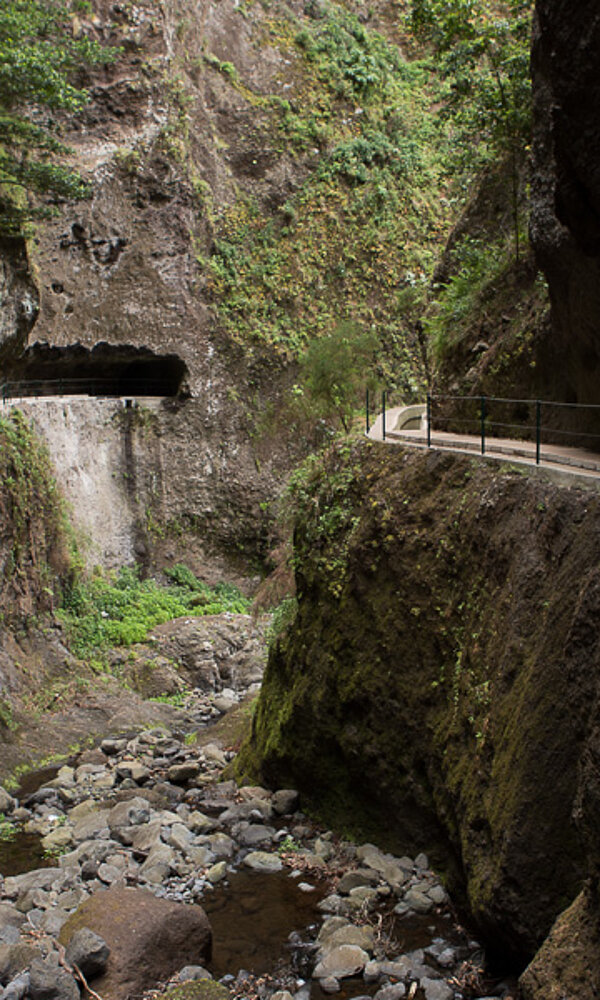 In den Felsen gehauener Höhlengang der Levada Nova