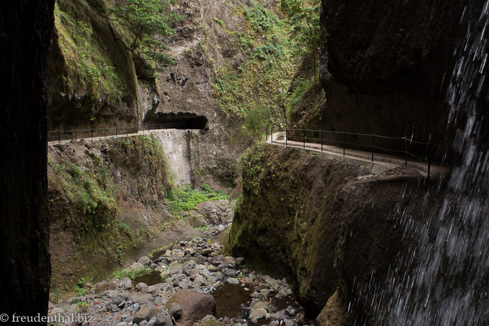 In den Felsen gehauener Höhlengang der Levada Nova auf Madeira