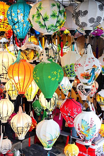 Laden mit bunten Laternen in der Altstadt von Hội An