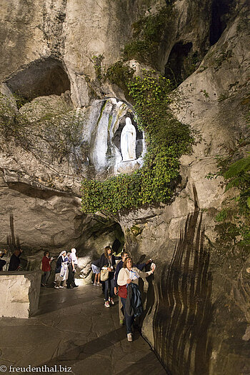 Gläubige in der Grotte Massabielle