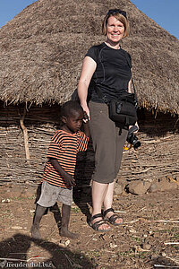 In einem Konso-Dorf und schon wieder ein Kind an der Hand.