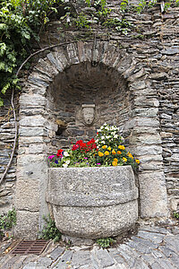 einer der vielen Brunnen in Conques