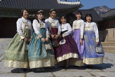 Koreanerinnen im traditionellen Hanbok