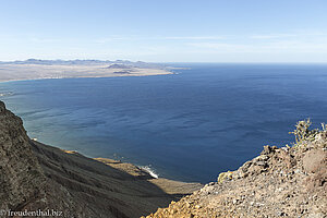 Ebene von Famara und die schwarzen Vulkane des Timanfaya Nationalparks