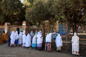 die Frauen beten vor der Marienkathedrale in Axum