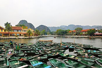 Boote bei der Bootsanlegestelle Tam Cốc im Dorf Văn Lâm in der Provinz Ninh Binh