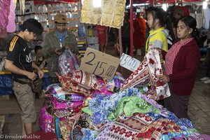 Stoffe und Kissenbezüge auf dem Nachtmarkt von Vientiane